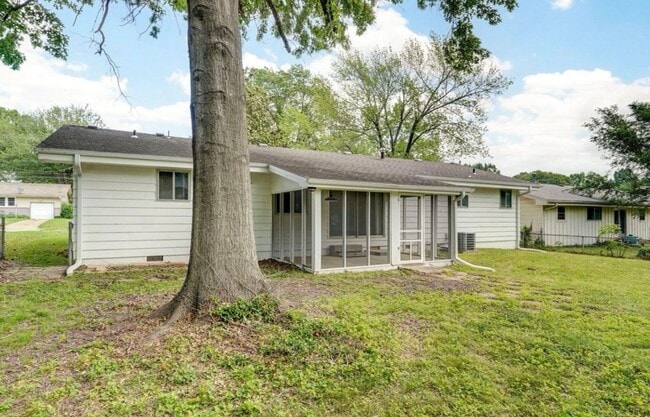 Building Photo - 3 Bedroom PLUS SUNROOM | 2 Bathroom | 2 Ca...
