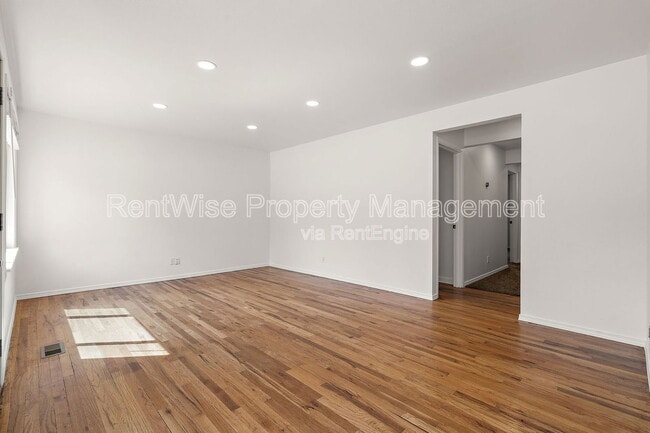 Building Photo - 314 W Linden St
