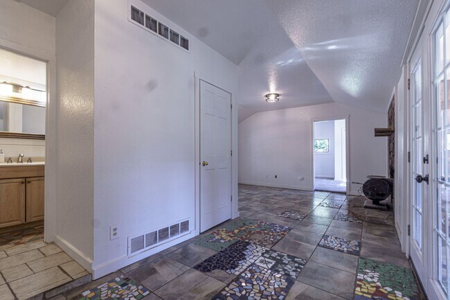 Building Photo - 2 bedroom charmer on W South for rent!