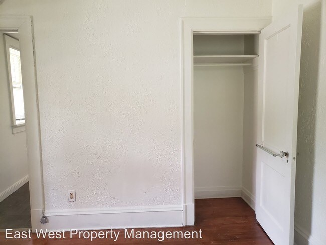 Building Photo - 1529 E 2nd St