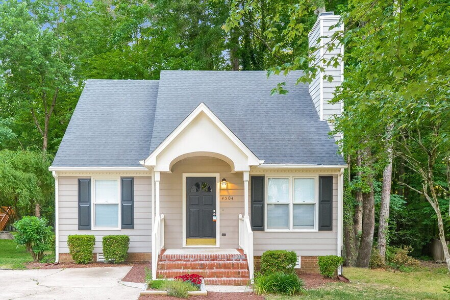 Primary Photo - 4504 Aviemore Crescent