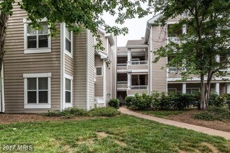 Building Photo - Renovated 2 bed/2 bath condo in the heart of Centreville, close to everything!!
