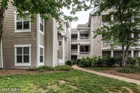 Building Photo - Renovated 2 bed/2 bath condo in the heart of Centreville, close to everything!!