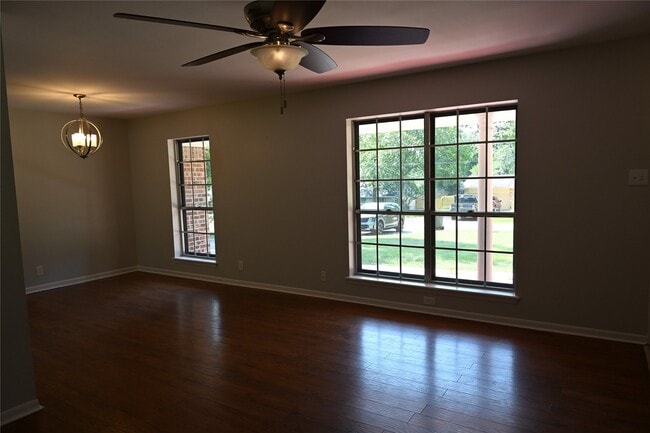 Building Photo - 212 Summit Dr