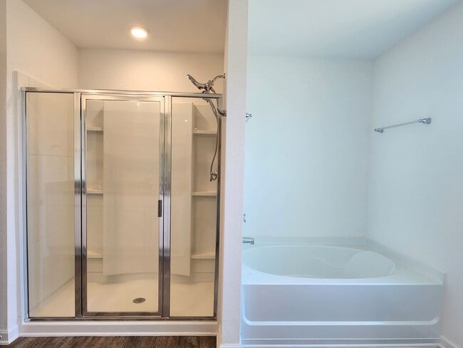 Building Photo - Lovely 4/2 available now in Raley Farms of...