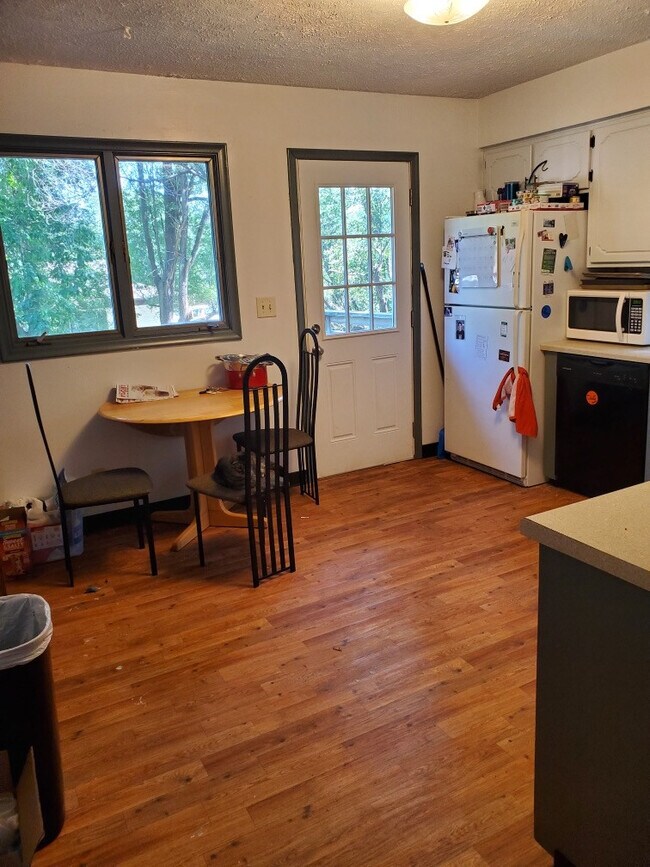 Building Photo - Ken Maril