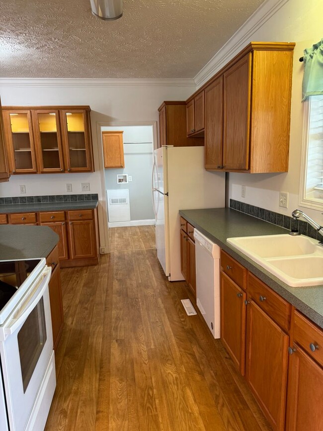 Building Photo - Charming 3 Bed, 2 Bath Home in Maiden – Pe...