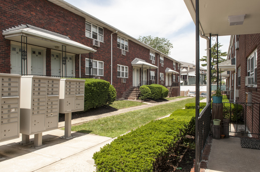 Building Photo - Essex Gardens