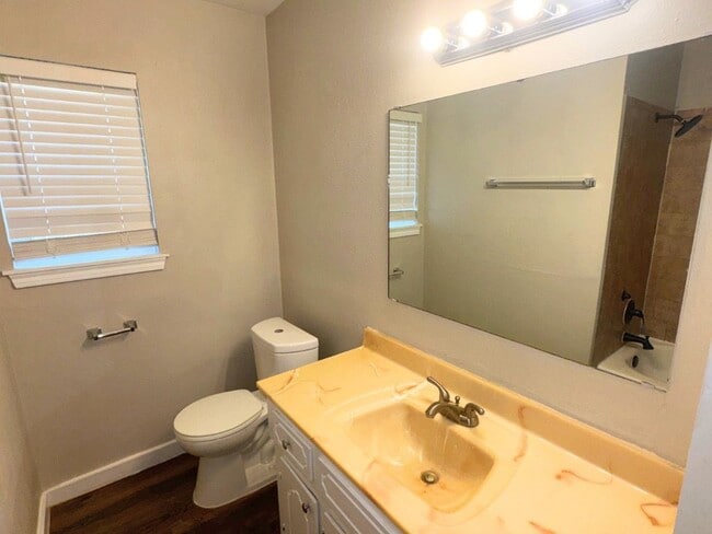 Building Photo - 723 Cherry Valley Dr