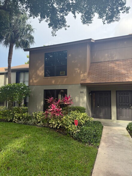 Building Photo - 814 Sandtree Dr