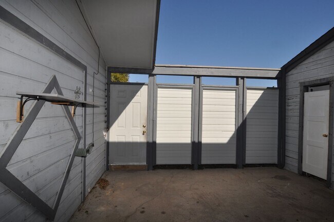 Building Photo - 602 Bellaire Dr