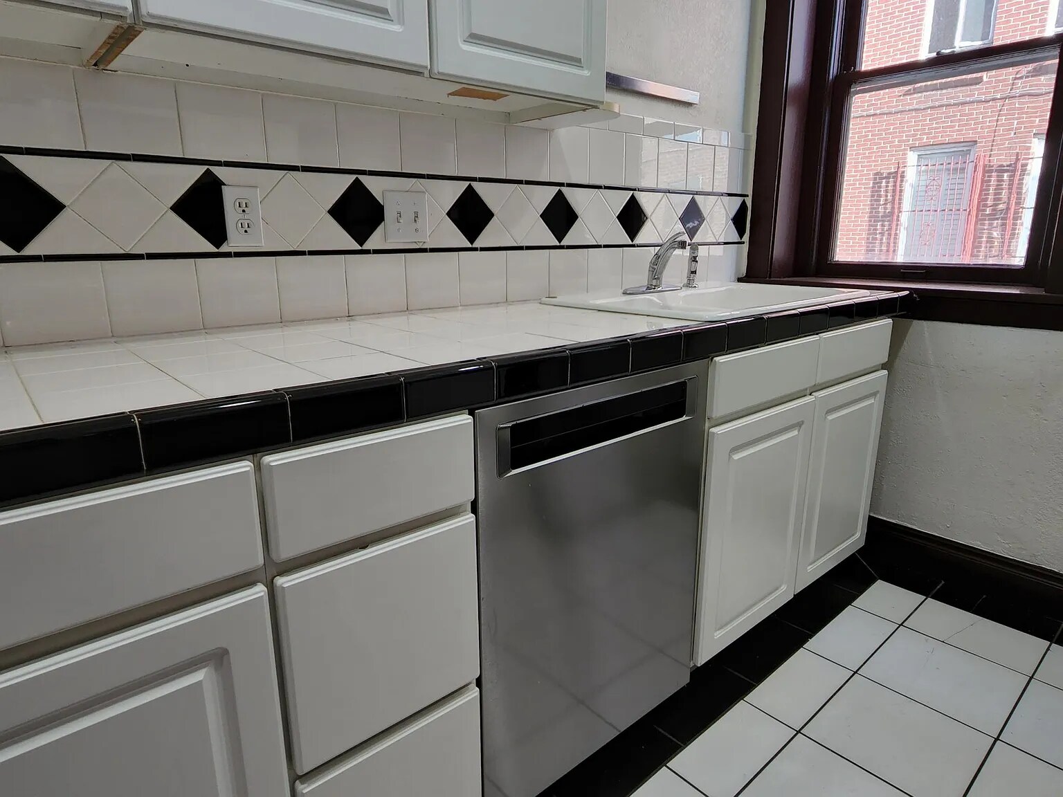 Kitchen w/dishwasher - 1475 N Humboldt St