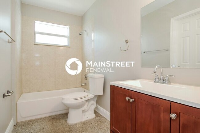 Building Photo - 3 Bedroom Pet-Friendly Home in Hollywood, ...