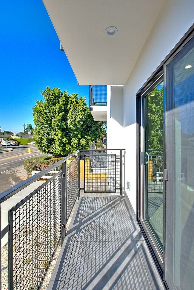 Building Photo - 5850 Vineland Ave