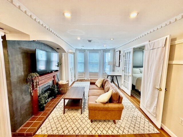 Primary Photo - 381 Hanover St