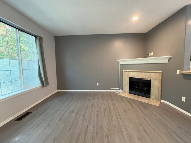 Building Photo - Charming 3-Bedroom Home with Open Layout, ...