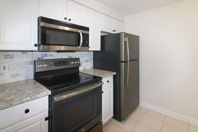 Building Photo - Circlewood Annual Condo for Rent