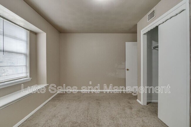 Building Photo - 3005 SW 52nd Pl