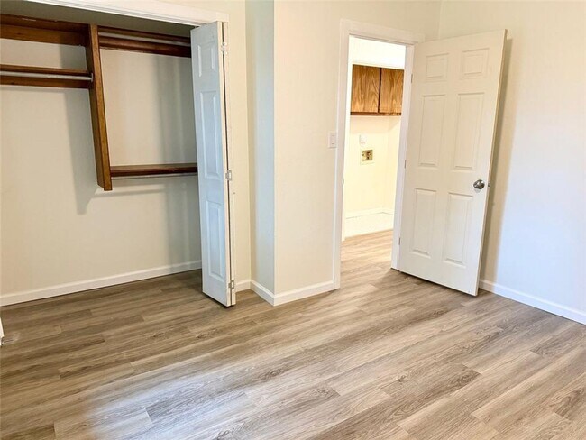 Building Photo - Super cute 2/2/2!