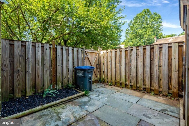 Building Photo - 10676 Myrtle Oak Ct