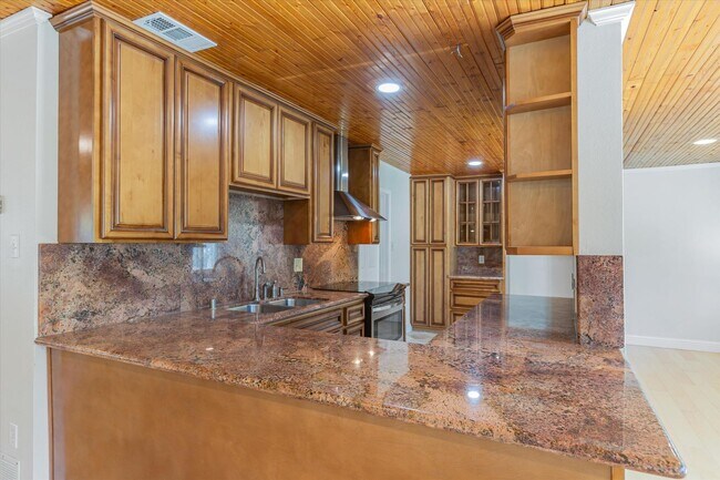Building Photo - Family Home and In-Law Unit for Rent