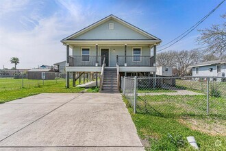 Building Photo - 922 7th St