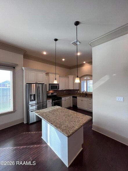 Building Photo - 100 Birchview Dr