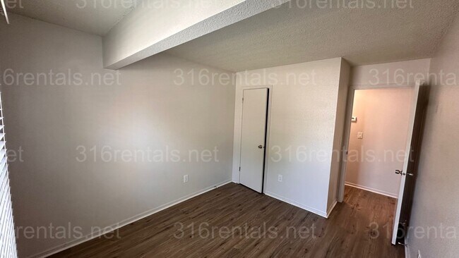 Building Photo - $895- 2 bedroom 1 bath - Apartment located...