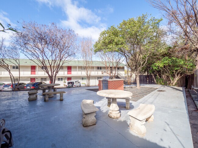 Building Photo - 2122 Hancock Dr