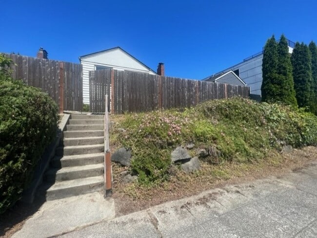 Building Photo - West Seattle Home