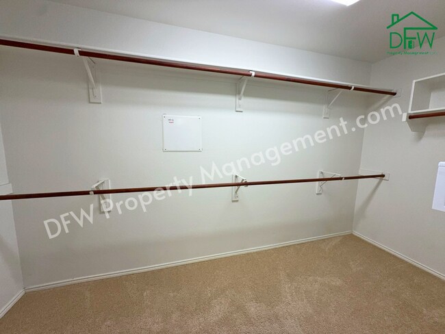 Building Photo - Elegant and Spacious 5-Bedroom Home for Lease in Fort Worth