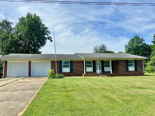 Building Photo - 3-Bedroom 2-Bathroom Home with 2 car garage  in Prime Cookeville Location!