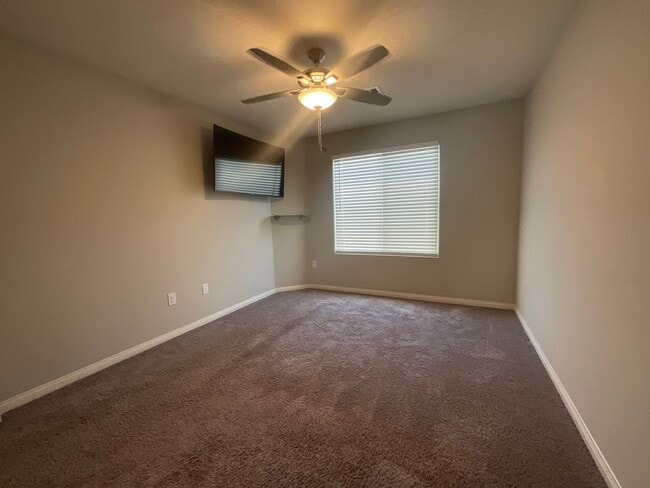 Building Photo - 4brm, 3bth, 1 den, 2cg