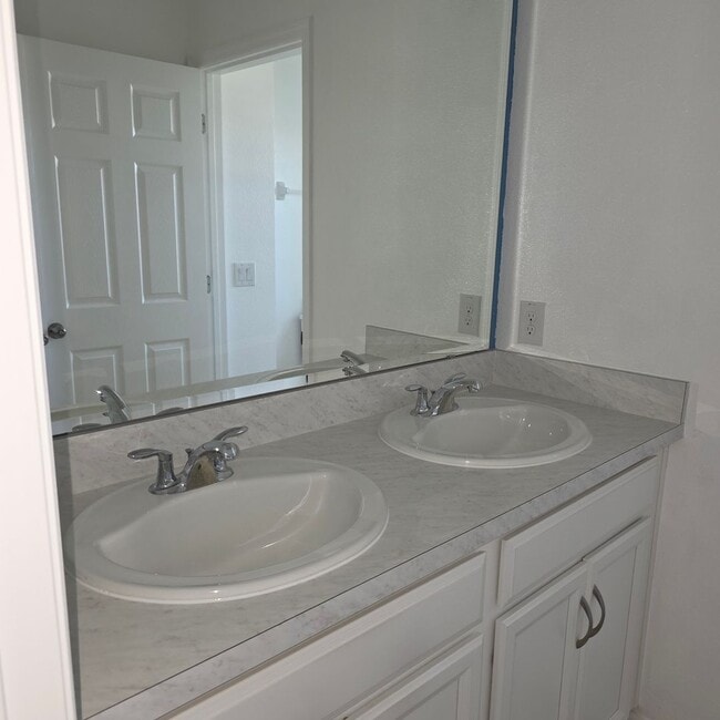 Building Photo - 4 Bedrooms, 2.5 Bathrooms Singe family home