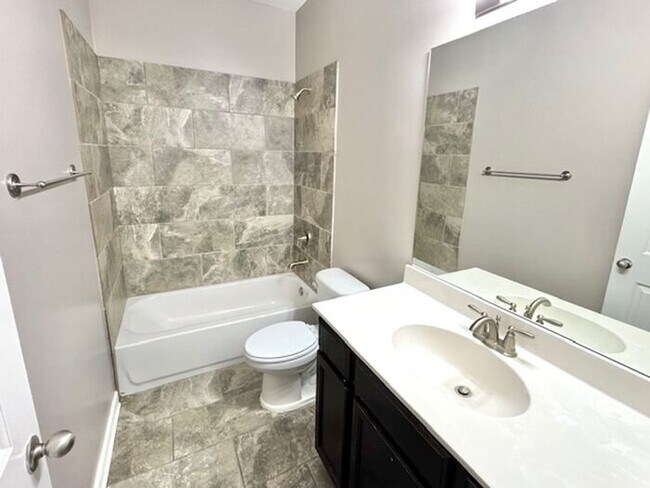 Building Photo - Now Leasing A Spacious 4 Bedroom 2 Bath Ho...