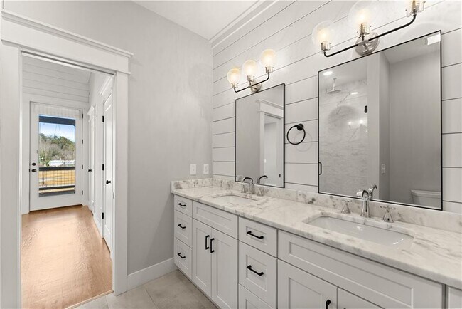 Building Photo - 35 Cottonwood St