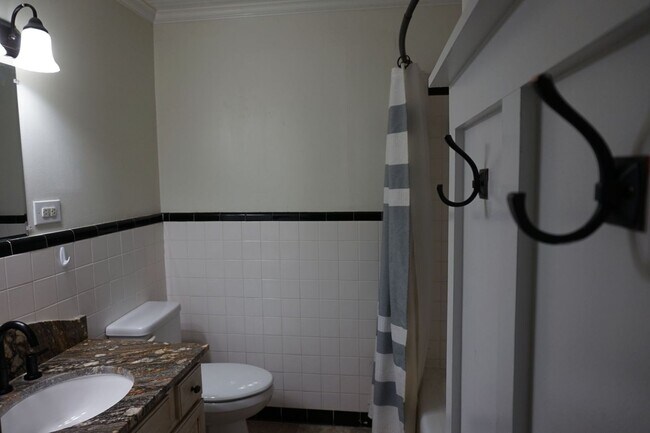 Building Photo - Pet Friendly 3 Bedroom 1 Full Bath located in Northwoods Park!