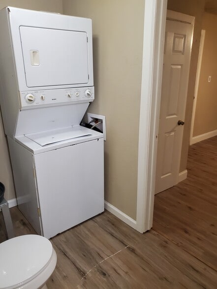 Building Photo - 5131 Lyndhurst Dr