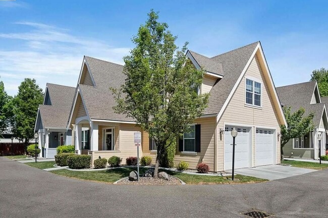 Building Photo - ** MOVE-IN SPECIAL ** Craftsman Style Town...
