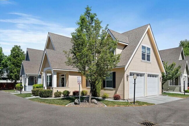 Building Photo - Craftsman Style Townhome in Private Neighb...