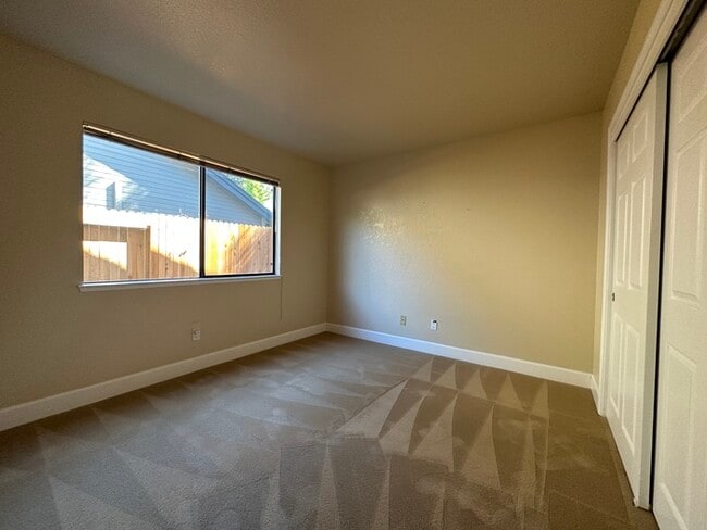 Building Photo - Beautiful 4 Bedroom Single Story For Rent in Gold River!