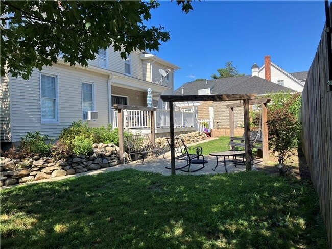 Building Photo - 52 Manning St