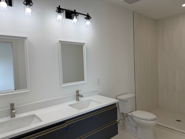 Building Photo - Unit D