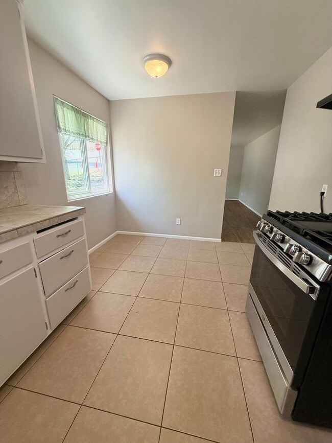 Building Photo - COMING SOON!! 2 BEDROOM 1 BATH HOME NEAR DOWNTOWN PASO ROBLES!!!!