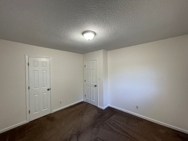 Building Photo - Freshly painted 3 bedroom 1.5 bath house with very large yard!  Pet Friendly!