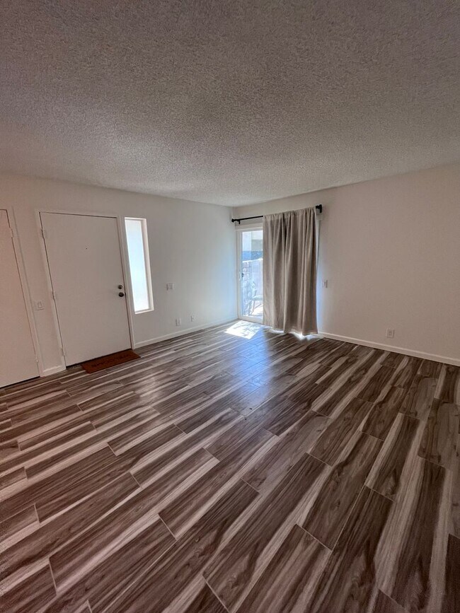 Building Photo - North Palm Springs Beauty move in special $200.00 of first month