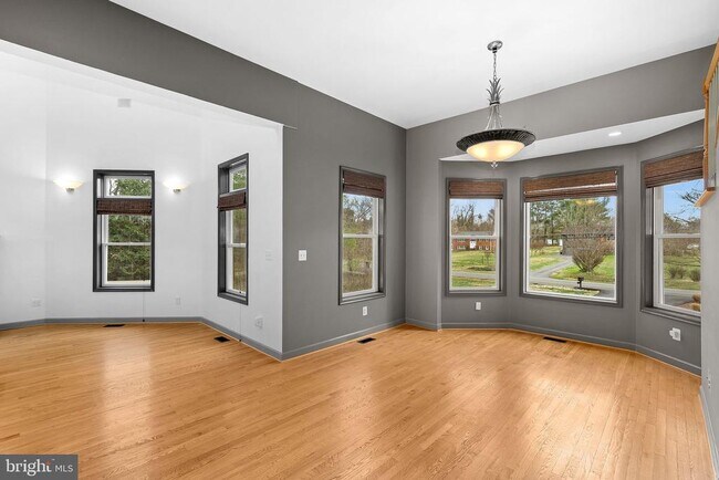 Building Photo - 19451 Youngs Cliff Rd