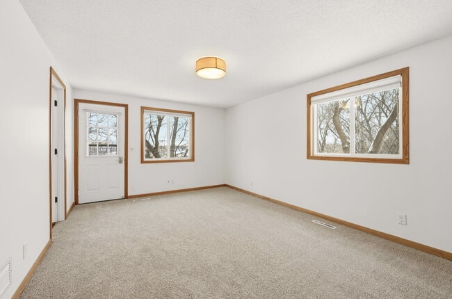 Building Photo - Nicely remodeled side by side duplex 3-Bed Home with Gleaming Hardwood Floors & New carpet in Hop...