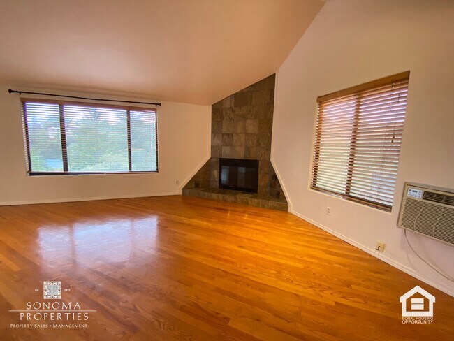 Building Photo - 3+ Bedroom / 2 Bathroom Home with Sunroom & Beautiful Views