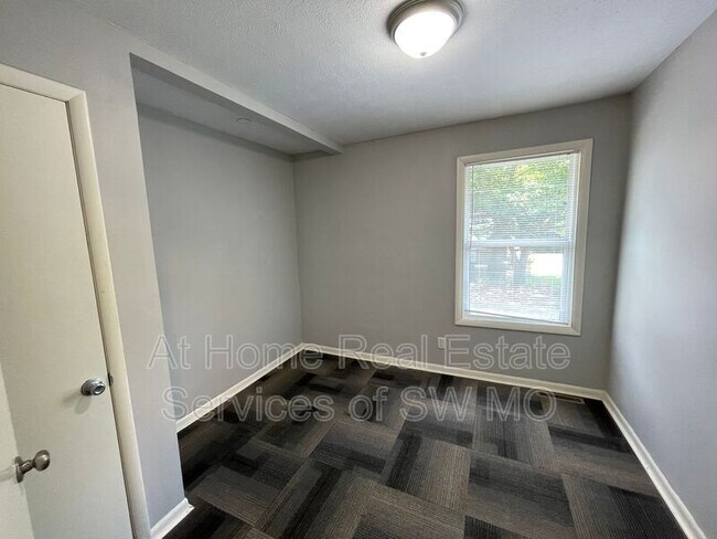 Building Photo - 1343 E Elm St